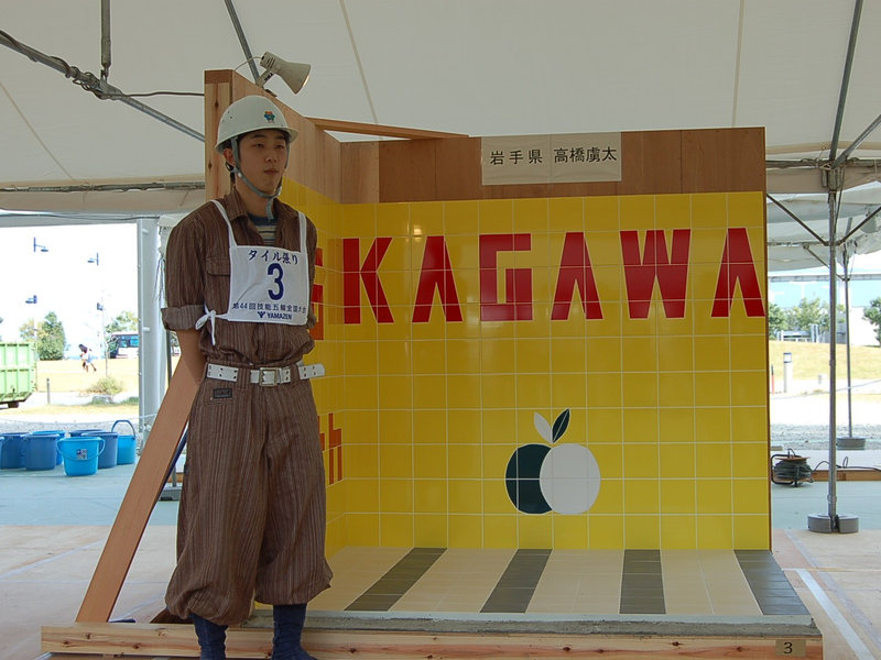 完成した課題作品の前に立つ岩手県代表の選手