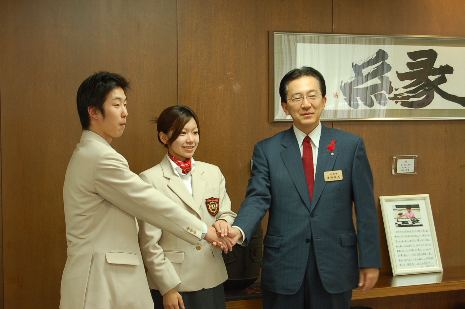 日本代表のブレザーを着て岩手県知事から激励を受ける様子